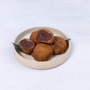 A delectable blend of Biscoff's buttery, cinnamon spice and brown sugar biscuit crumb pairing perfectly with rich Belgian milk chocolate ganache filled mochi. 4 pieces.