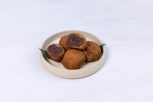 A delectable blend of Biscoff's buttery, cinnamon spice and brown sugar biscuit crumb pairing perfectly with rich Belgian milk chocolate ganache filled mochi. 4 pieces.