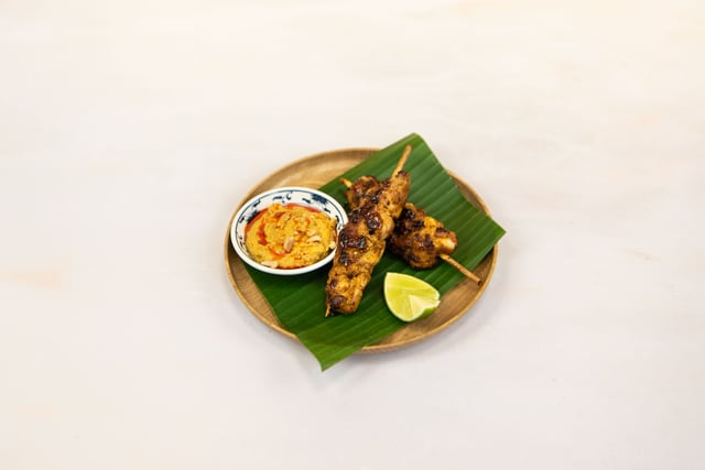 Marinated and BBQ chicken thighs served with house peanut sauce, fresh lime and coriander. 2 skewers.