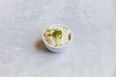 Seasoned sushi rice topped with spring onion. 1 serving.